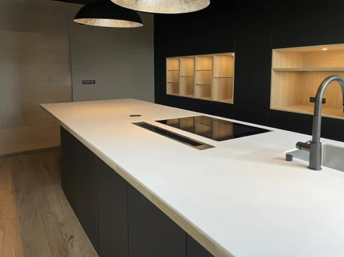 Cuisine moderne ouverte avec îlot central et trois tabourets en bois