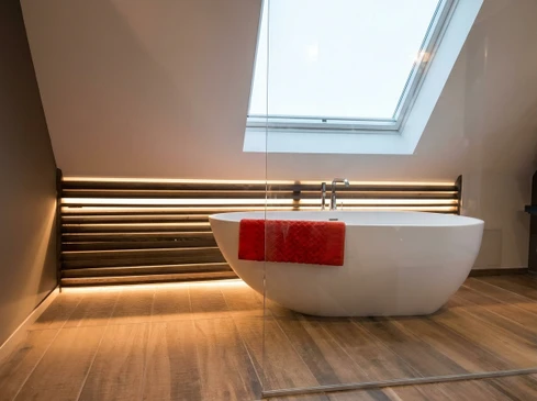 Salle de bain moderne avec douche à l'italienne vitrée, vasque en verre bleu translucide posée sur meuble suspendu blanc